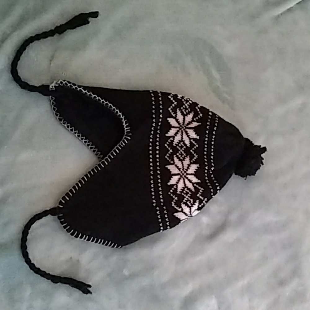 Black and white fleece lined winter hat w/strings
